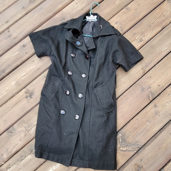 Black short sleeved jacket - Picture 1 of 7